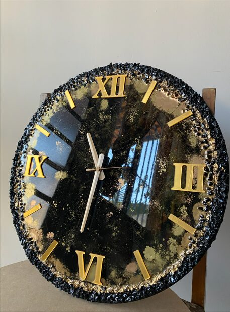 Relógio preto com dourado