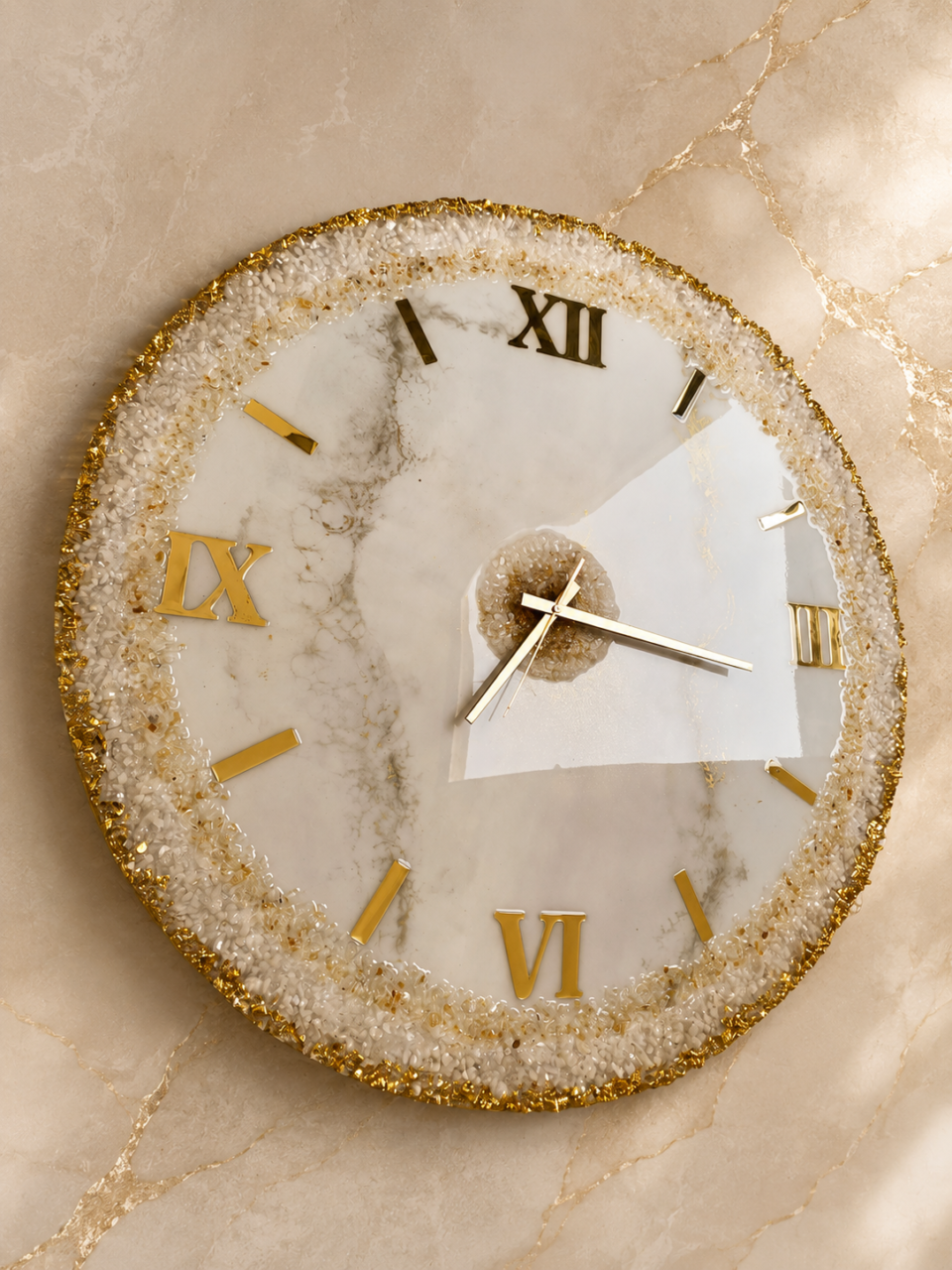 Relógio decorativo branco e dourado em resina